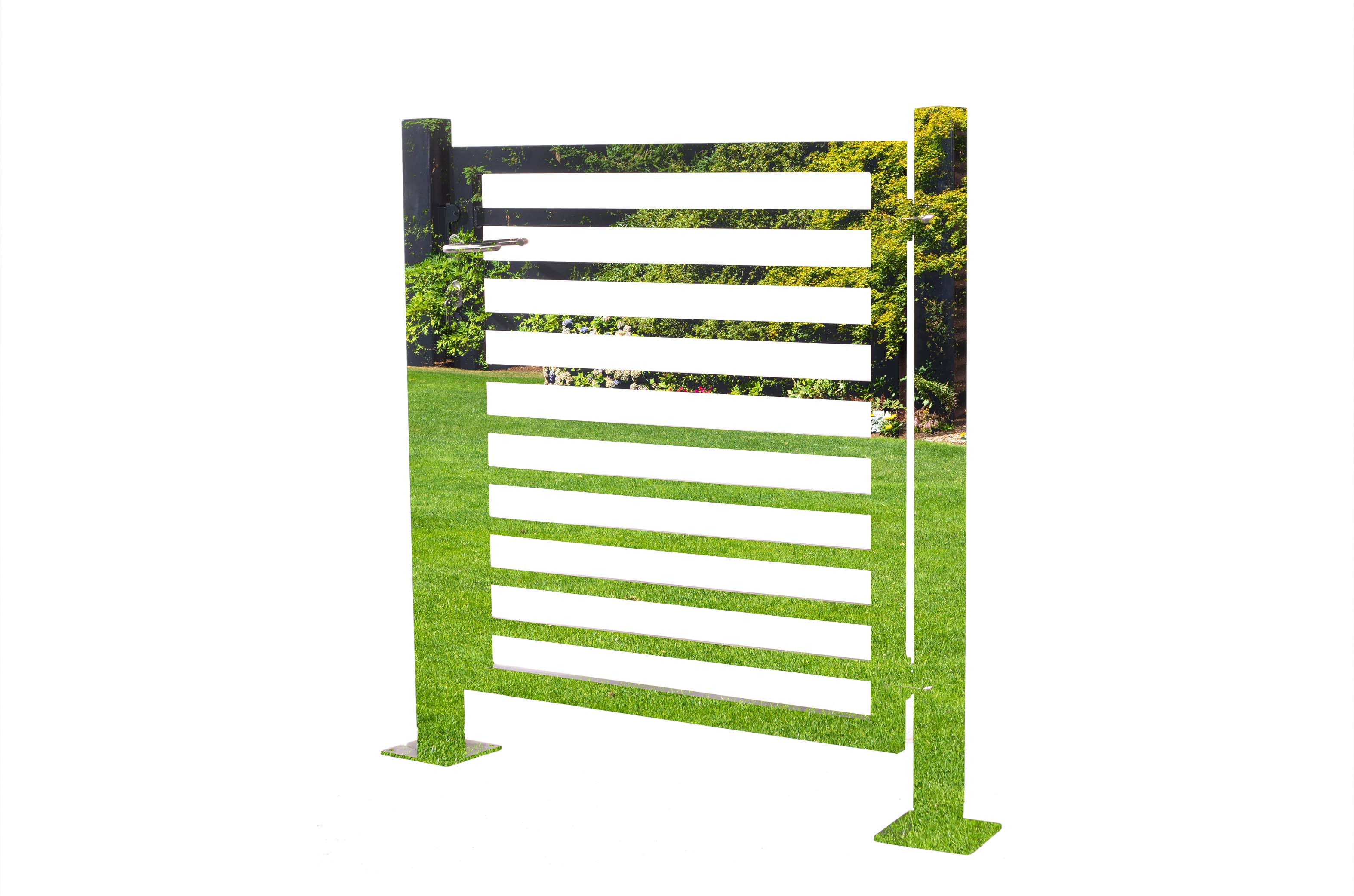 Zauntor ausgeschnitten und unter Bild von Garten gelegt