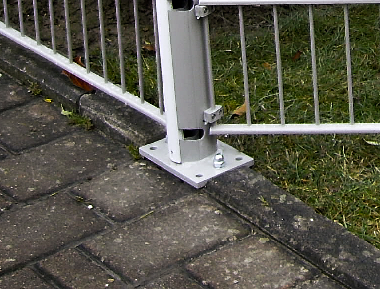 Pfosten mit Bodenplatten am Boden festgeschraubt