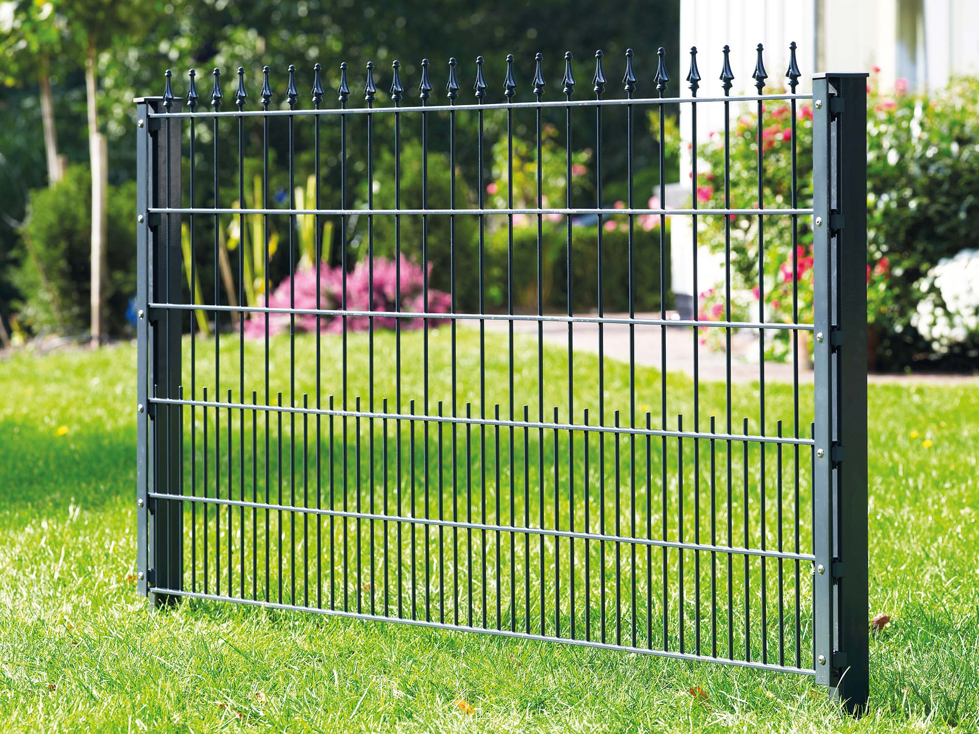 Zaunelement freistehend im Garten
